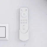 Nordiskt badrum i trä med vackra runda speglar med svarta kanter och gott om förvaring i badrumsmöblerna