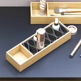 Stor urban badrumsinspiration med möbler i naturlig ek, stenbänkskiva med fyrkantig vask, runt spegel med svart kant, naturfärger och terrakottagolv ger en industriell och modern känsla