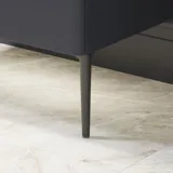 Badrumsinspiration med röda väggar, mjukt formade röda tvättställsskåp och högskåp, elegant vit handfat och en vacker oval spegel med ljus som tillsammans med den naturliga omgivningen skapar en vintagekänsla