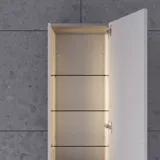 Stilfull och modern badrumsinspiration med ovala speglar med ljusreglering, stenhandfat och tvättställsskåp med fina och eleganta räfflor i en minimalistisk design, badrummet har en ljus och luftig atmosfär med elegant belysning och raffinerade detaljer