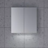 Ljust och läckert badrum med duschhörna och bänkskiva i sten