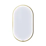 Stor vintage badrum med terrakottafärgat tvättställsskåp, bordstående handfat, ovalt spegel med mässingskant, ljusrosa och grå plattor ger ett romantiskt, feminint utseende