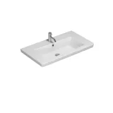 Badrumsinspiration med röda väggar, mjukt formade röda tvättställsskåp och högskåp, elegant vit handfat och en vacker oval spegel med ljus som tillsammans med den naturliga omgivningen skapar en vintagekänsla