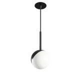 Modern och stilren badrumsinspiration med oval spegel med svart ram och ljusreglering, färgad toalett, tvättställsskåp, underskåp och skåp i rödbrun ek, Silestone handfat och matchande golv