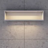 Stilrent och rymligt badrumsinspiration med stor rund spegel med svart ram, mörk stenhandsfat, färgad toalett, överskåp och öppen hylla i en sofistikerad och dämpad design
