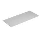 Minimalistisk och stilren badrumsinspiration med tvättställsskåp, underskåp och högskåp i gyllene ek, stor rund spegel med ljusreglering, färgad toalett och fristående handfat