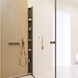 Stort badrumsinspiration i modern och minimalistisk stil med vita badrumsmöbler och elegant svart bänkskiva med fyrkantiga fristående handfat, estetiska och praktiska inbyggda spegelskåp med ljusram samt walk-in dusch