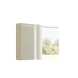 Stor badrumsinspiration med små avlånga plattor, feminin ljuskrona, elegant underskåp och högskåp i ljusbeige med vackra smala ränder, svarta moderna avlånga handtag och snyggt spegelskåp med belysning för att skapa en romantisk atmosfär.