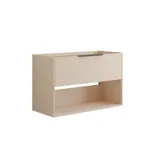 Stor badrumsinspiration med små avlånga plattor, feminin ljuskrona, elegant underskåp och högskåp i ljusbeige med vackra smala ränder, svarta moderna avlånga handtag och snyggt spegelskåp med belysning för att skapa en romantisk atmosfär.