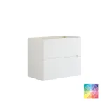 Badrumsinspiration med röda väggar, mjukt formade röda tvättställsskåp och högskåp, elegant vit handfat och en vacker oval spegel med ljus som tillsammans med den naturliga omgivningen skapar en vintagekänsla