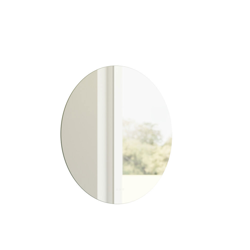 Minimalistisk och stilren badrumsinspiration med tvättställsskåp, underskåp och högskåp i gyllene ek, stor rund spegel med ljusreglering, färgad toalett och fristående handfat