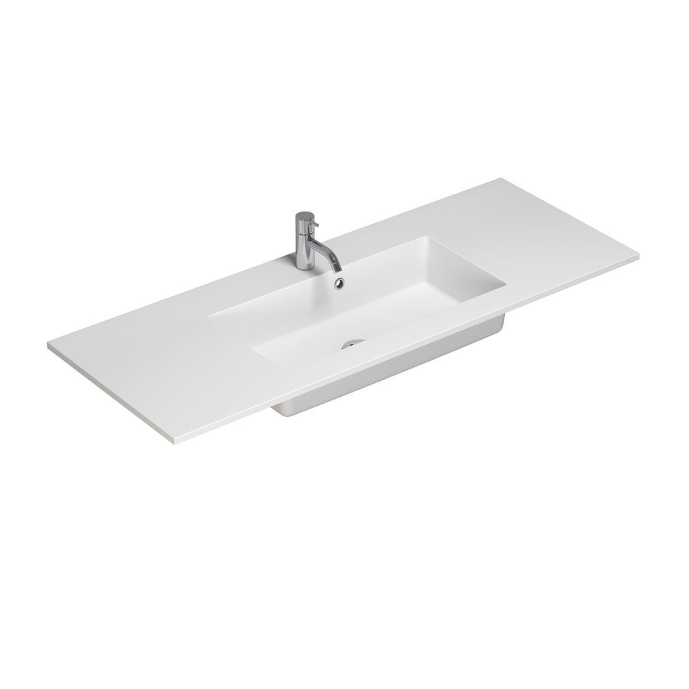 Stort badrum i gröna färger med tvättställsskåp, oval spegel med guldkant och vackra luckor med ram