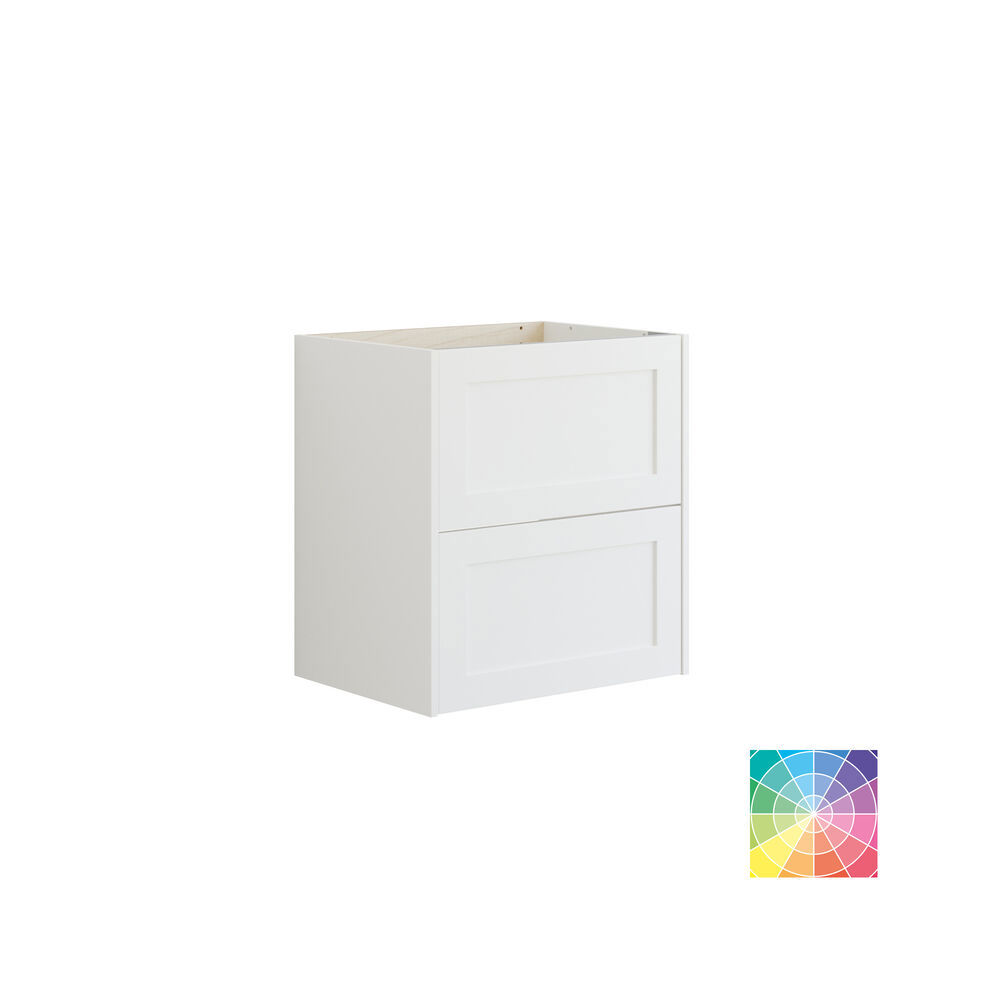 Stort badrum i gröna färger med tvättställsskåp, oval spegel med guldkant och vackra luckor med ram