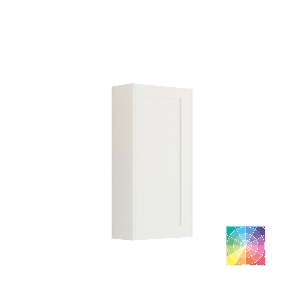 Stort badrum i gröna färger med tvättställsskåp, oval spegel med guldkant och vackra luckor med ram