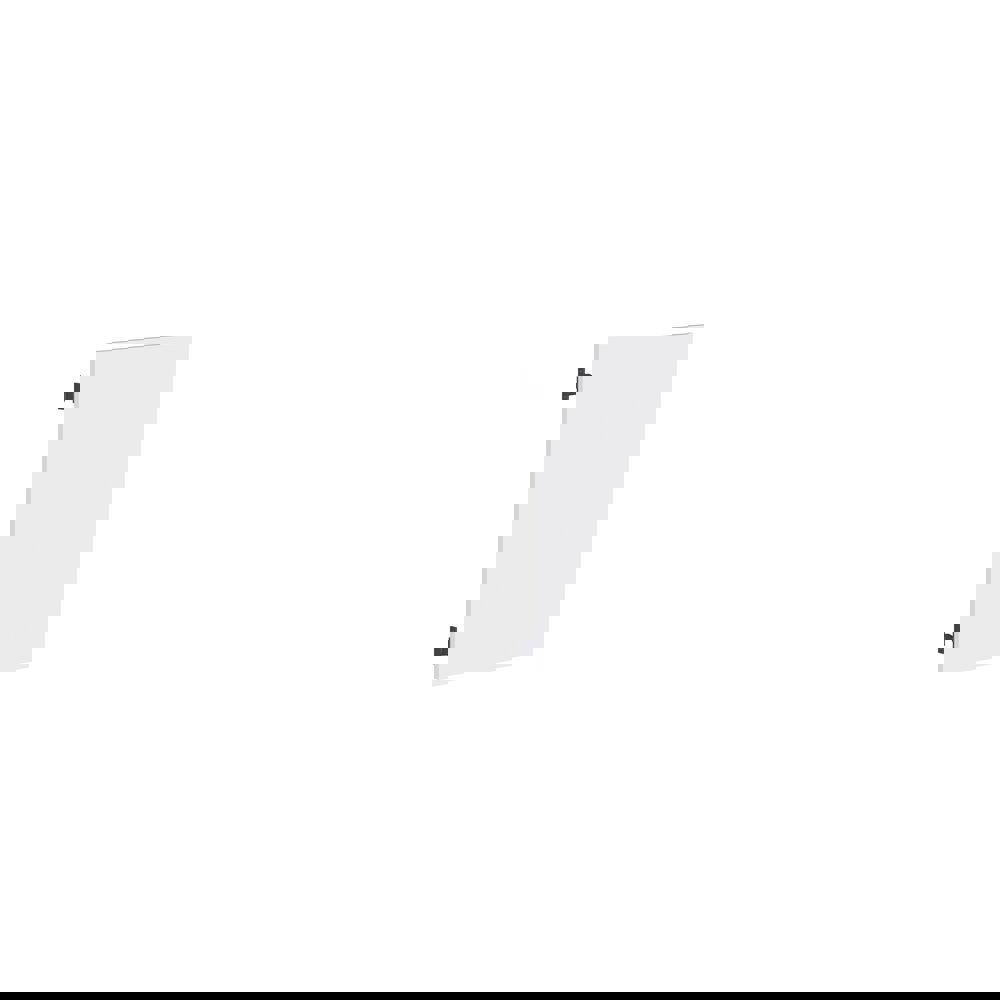 Stort badrum i gröna färger med tvättställsskåp, oval spegel med guldkant och vackra luckor med ram