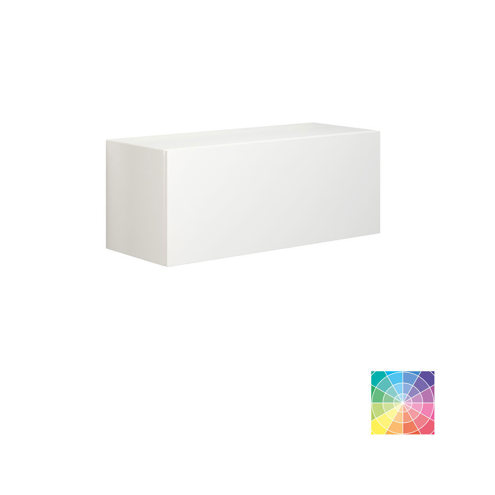 Stort och ljust badrum i minimalistisk stil med mjuka pastellfärger och eleganta gröna nyanser, stilfull rund spegel och modern inredning