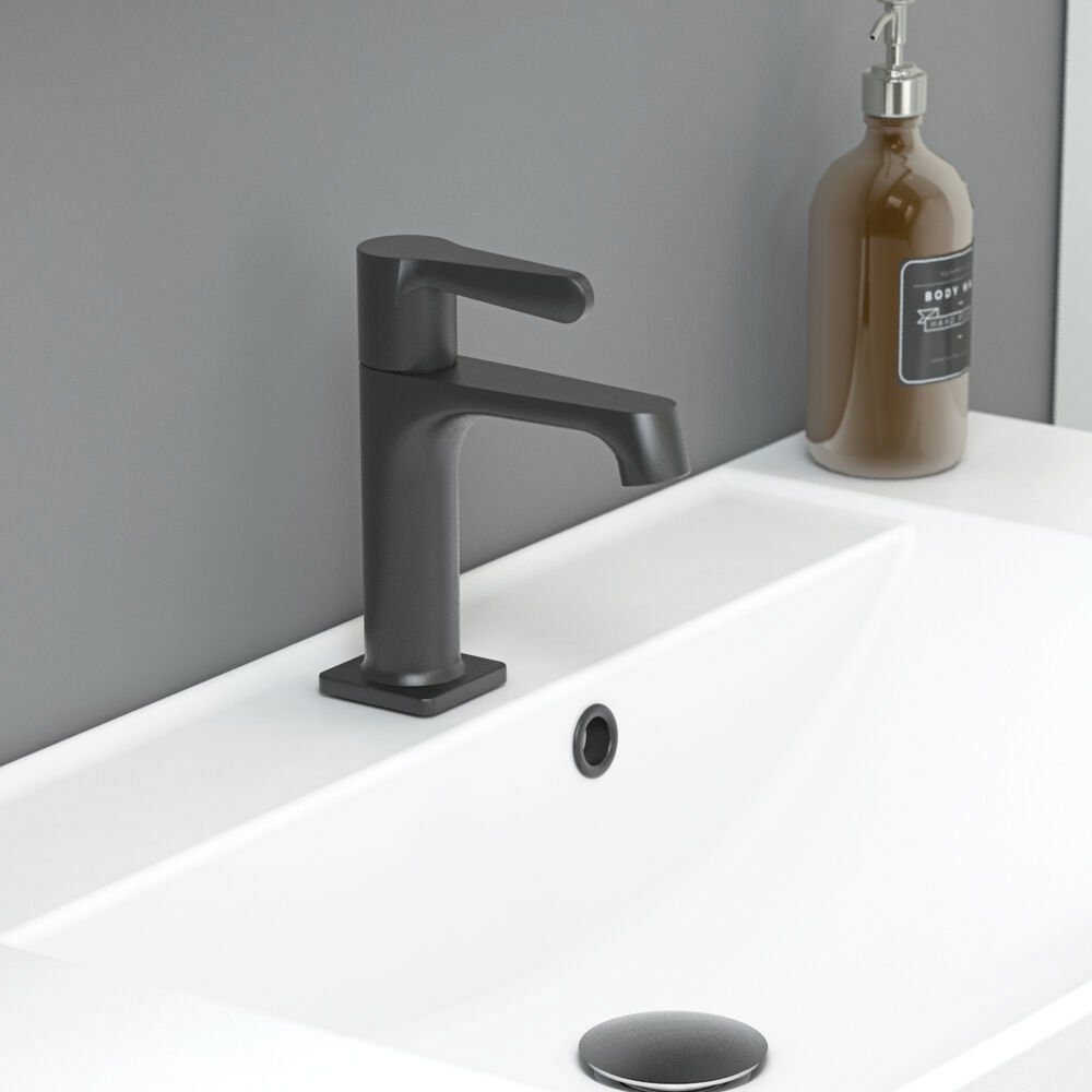 Stilfull badrumsinspiration med beige tvättställsskåp med innerskiva, överskåp, öppen hylla, ovalt spegel med belysning, matchande pendellampor, hylla under spegeln och vägghängd toalett. Väggar med ljusa, avlånga kakelplattor