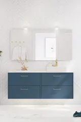 Badrumsinspiration med badrumsmöbler i modern blå färg, elegant fristående handfat och stor fyrkantig spegel med belysning, vita fiskbensplattor ger ett stilrent och klassiskt uttryck