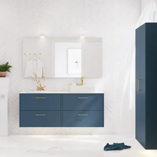 Badrumsinspiration med badrumsmöbler i modern blå färg, elegant fristående handfat och stor fyrkantig spegel med belysning, vita fiskbensplattor ger ett stilrent och klassiskt uttryck