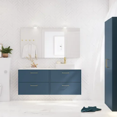 Badrumsinspiration med badrumsmöbler i modern blå färg, elegant fristående handfat och stor fyrkantig spegel med belysning, vita fiskbensplattor ger ett stilrent och klassiskt uttryck