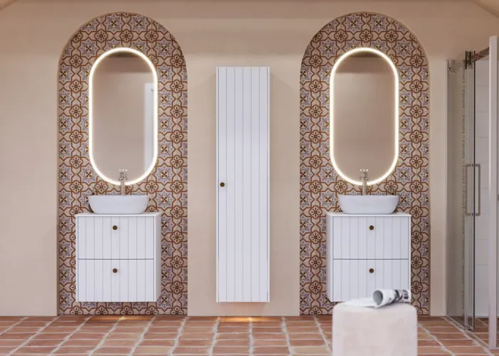 Stor badrumsinspiration med vita möbler med räfflor, eleganta bänkskivor och fristående handfat, ovala speglar med ljus, synliga bjälkar och mönstrade kakel skapar ett vintage och stilfullt uttryck