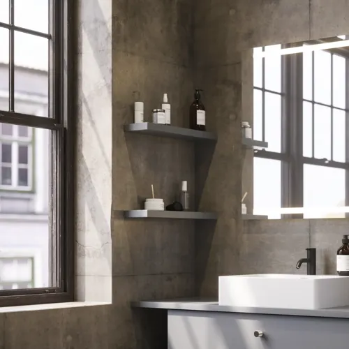 Badrumsinspiration med snedtak, grått tvättställsskåp och överskåp, specialtillverkade bänkskivor, modern fyrkantig fristående tvättställ, fyrkantig spegel med ljus, råa betongväggar och golv skapar en urban känsla