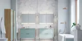 Stor badrumsinspiration med ljusblå badrumsmöbler med ljusa träsidor, eleganta spegelskåp, minimalistiska svarta ben och handtag, dubbelt badrumssätt och stora vita marmorplattor ger ett klassiskt, modernt och symmetriskt utseende