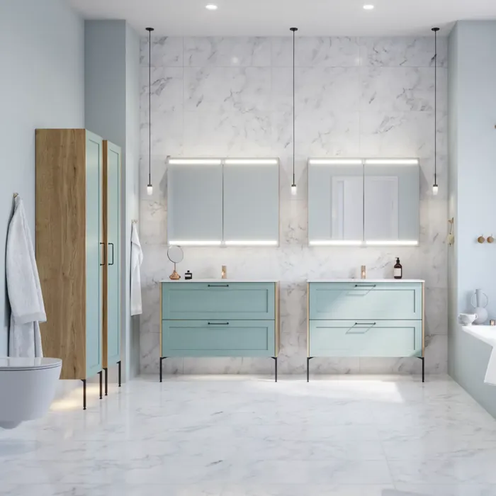 Stor badrumsinspiration med ljusblå badrumsmöbler med ljusa träsidor, eleganta spegelskåp, minimalistiska svarta ben och handtag, dubbelt badrumssätt och stora vita marmorplattor ger ett klassiskt, modernt och symmetriskt utseende