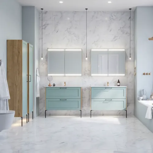 Stor badrumsinspiration med ljusblå badrumsmöbler med ljusa träsidor, eleganta spegelskåp, minimalistiska svarta ben och handtag, dubbelt badrumssätt och stora vita marmorplattor ger ett klassiskt, modernt och symmetriskt utseende
