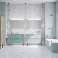 Stor badrumsinspiration med ljusblå badrumsmöbler med ljusa träsidor, eleganta spegelskåp, minimalistiska svarta ben och handtag, dubbelt badrumssätt och stora vita marmorplattor ger ett klassiskt, modernt och symmetriskt utseende