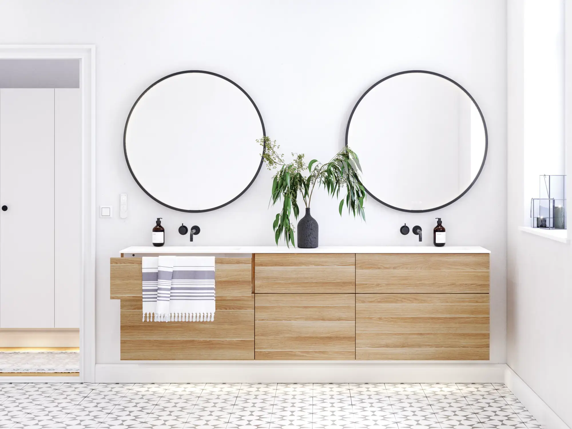 Nordiskt badrum i trä med vackra runda speglar med svarta kanter och gott om förvaring i badrumsmöblerna