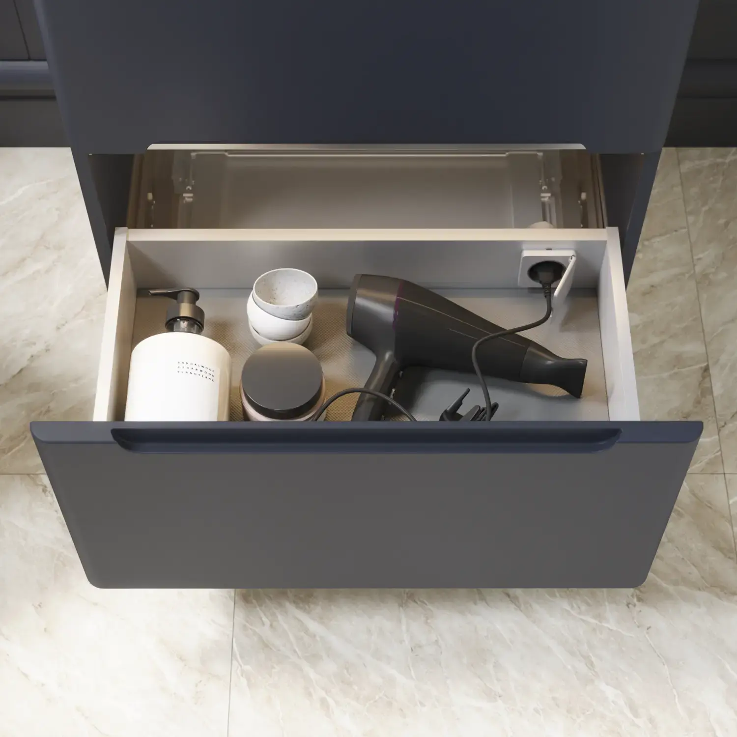 Badrumsinspiration med mörkblå väggpaneler, romantisk blommig tapet, mörkblått tvättställsskåp med mjuka former och en vacker rund spegel med ljus som skapar en vintagekänsla