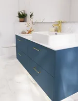Badrumsinspiration med badrumsmöbler i modern blå färg, elegant fristående handfat och stor fyrkantig spegel med belysning, vita fiskbensplattor ger ett stilrent och klassiskt uttryck