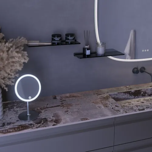 Stor badrumsinspiration med grå underskåp med integrerat handtag, snyggt sidomonterat handfat, fyrkantig spegel med rundade hörn, väggar i betonglook och råa material för en urban look