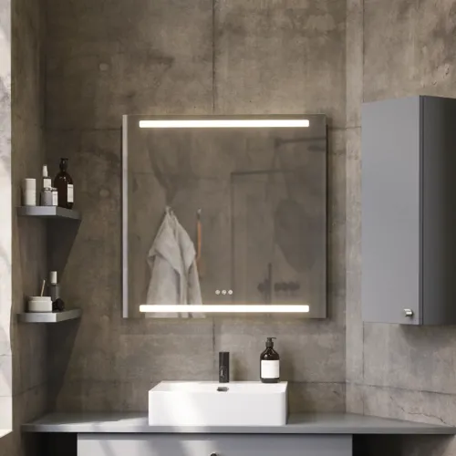 Badrumsinspiration med snedtak, grått tvättställsskåp och överskåp, specialtillverkade bänkskivor, modern fyrkantig fristående tvättställ, fyrkantig spegel med ljus, råa betongväggar och golv skapar en urban känsla