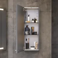 Badrumsinspiration med snedtak, grått tvättställsskåp och överskåp, specialtillverkade bänkskivor, modern fyrkantig fristående tvättställ, fyrkantig spegel med ljus, råa betongväggar och golv skapar en urban känsla
