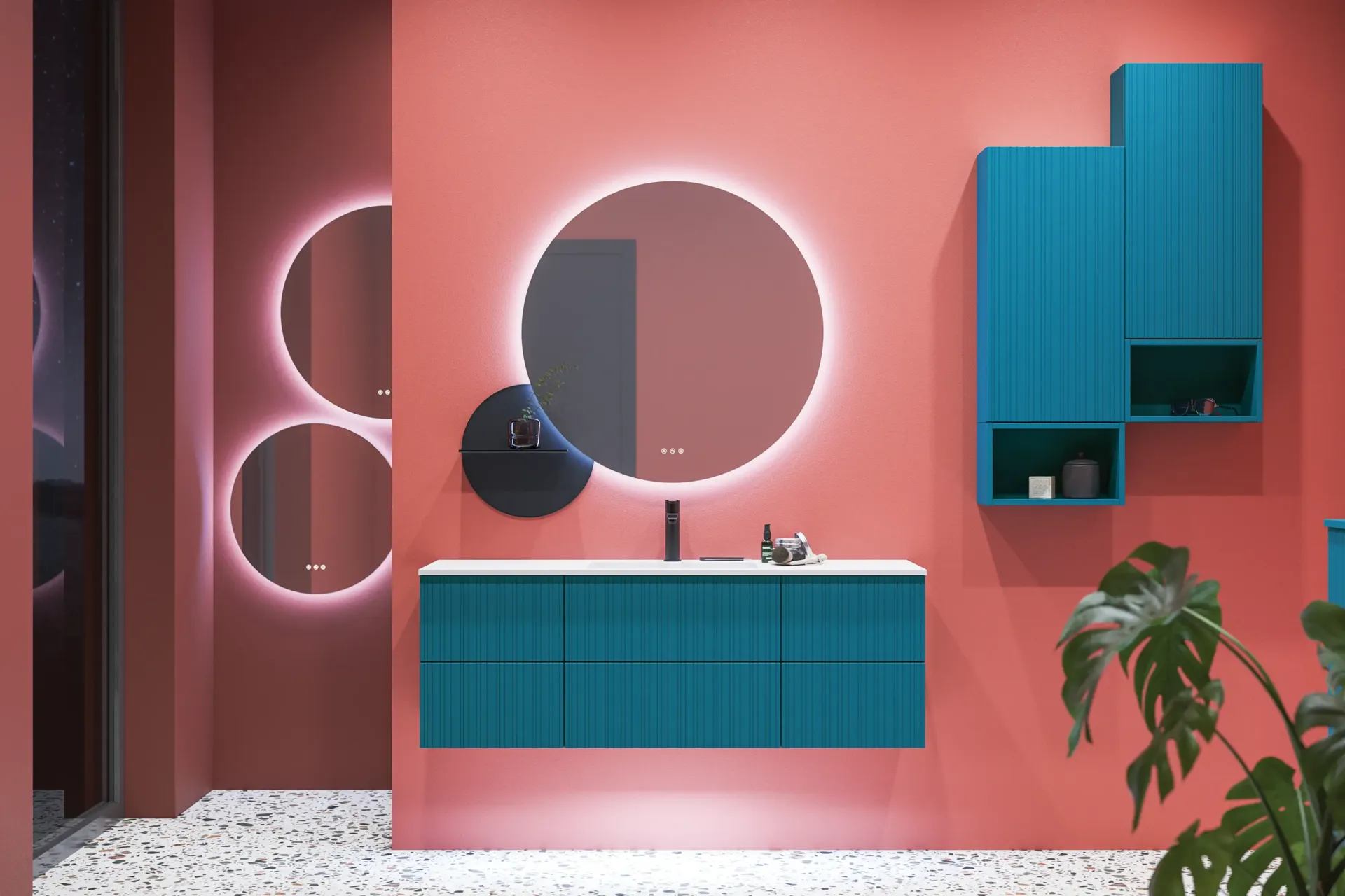 Stor badrumsinspiration med badrumsmöbler i blå specialfärg med räfflor, tunn elegant handfat samt vackra runda speglar, röda väggar och terrazzogolv skapar en stor kontrast till möblerna och ger ett stiligt och urbant utseende.