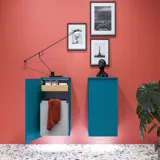 Stor badrumsinspiration med badrumsmöbler i blå specialfärg med räfflor, tunn elegant handfat samt vackra runda speglar, röda väggar och terrazzogolv skapar en stor kontrast till möblerna och ger ett stiligt och urbant utseende.