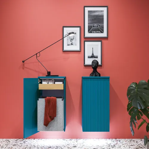 Stor badrumsinspiration med badrumsmöbler i blå specialfärg med räfflor, tunn elegant handfat samt vackra runda speglar, röda väggar och terrazzogolv skapar en stor kontrast till möblerna och ger ett stiligt och urbant utseende.