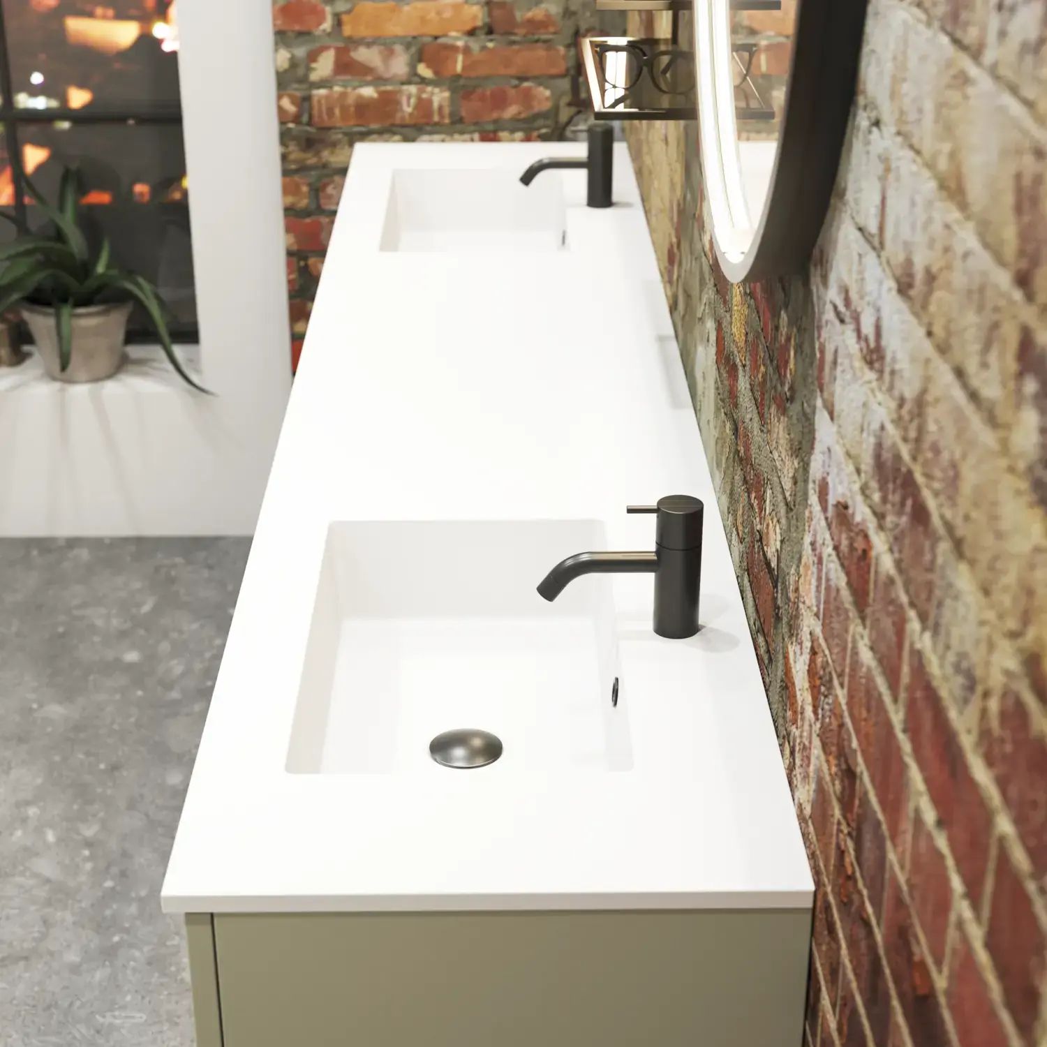 Rått och modernt badrum i urban stil. Vackra tvättställsskåp och runda speglar med svarta kanter