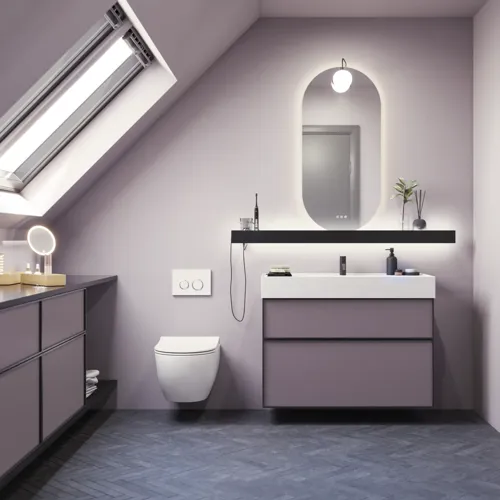 Badrum med snedtak inspiration, med badrumsmöbler i lila med eleganta ramfronter, vacker oval spegel med lampa, snygg och praktisk hylla, samt lilamålad vägg och grått fiskbensgolv som ger ett elegant och modernt uttryck.
