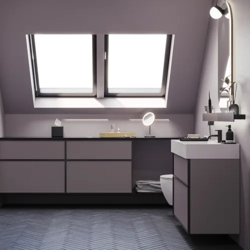 Badrum med snedtak inspiration, med badrumsmöbler i lila med eleganta ramfronter, vacker oval spegel med lampa, snygg och praktisk hylla, samt lilamålad vägg och grått fiskbensgolv som ger ett elegant och modernt uttryck.
