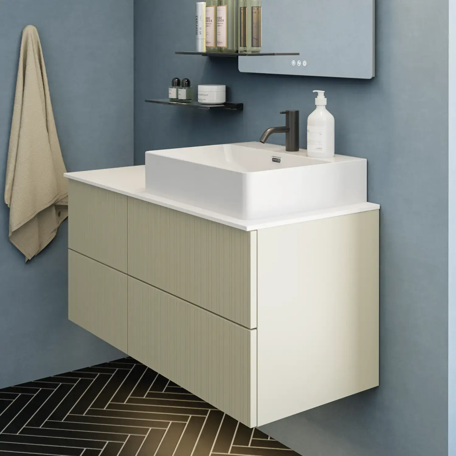 Badrum med snett tak inspiration, beige badrumsmöbler med räfflor, elegant bänkskiva och fyrkantigt bordsmonterat handfat, vacker fyrkantig spegel med stilfulla hyllor, blå väggar, stora fönster och svart fiskbensgolv ger ett ljust och urbant utseende.