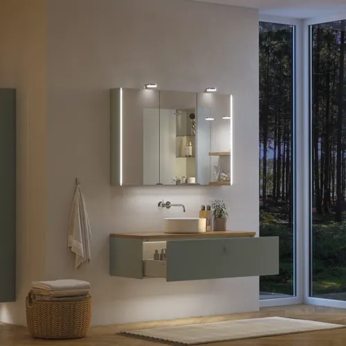 Stor badrumsinspiration i nordisk stil med badrumsmöbler i ljusblå färg och träbänkskiva med elegant fristående handfat, fiskbensgolv i trä som skapar en ljus och klassisk stil