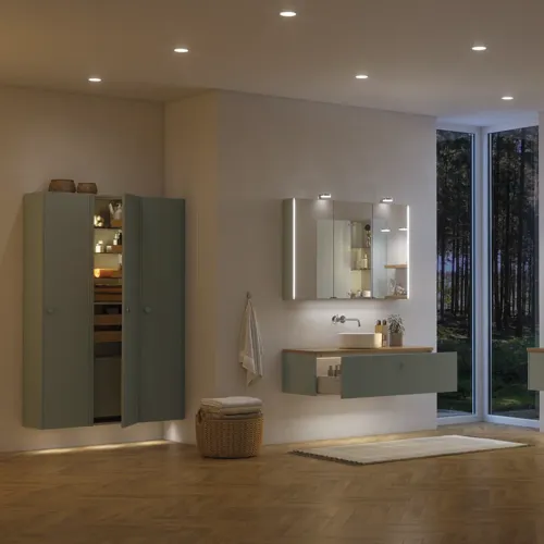 Stor badrumsinspiration i nordisk stil med badrumsmöbler i ljusblå färg och träbänkskiva med elegant fristående handfat, fiskbensgolv i trä som skapar en ljus och klassisk stil