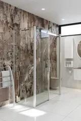 Badrumsinspiration med lyxig duschkabin med skjutdörr, vita badrumsmöbler och en vägg med rå look som ger badrummet en rå och urban känsla