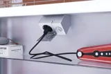 Stor badrumsinspiration med badrumsmöbler i Black Structure med ett elegant spegelskåp med integrerad belysning och praktisk och snygg inredning samt eluttag för en exklusiv badrumsupplevelse.