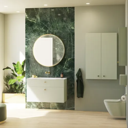 Stilrent och lyxigt badrum med mjuka gröna nyanser, en stor elegant rund spegel och en modern, sofistikerad grön toalett