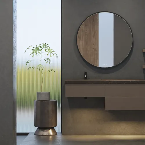 Stilrent och rymligt badrumsinspiration med stor rund spegel med svart ram, mörk stenhandsfat, färgad toalett, överskåp och öppen hylla i en sofistikerad och dämpad design