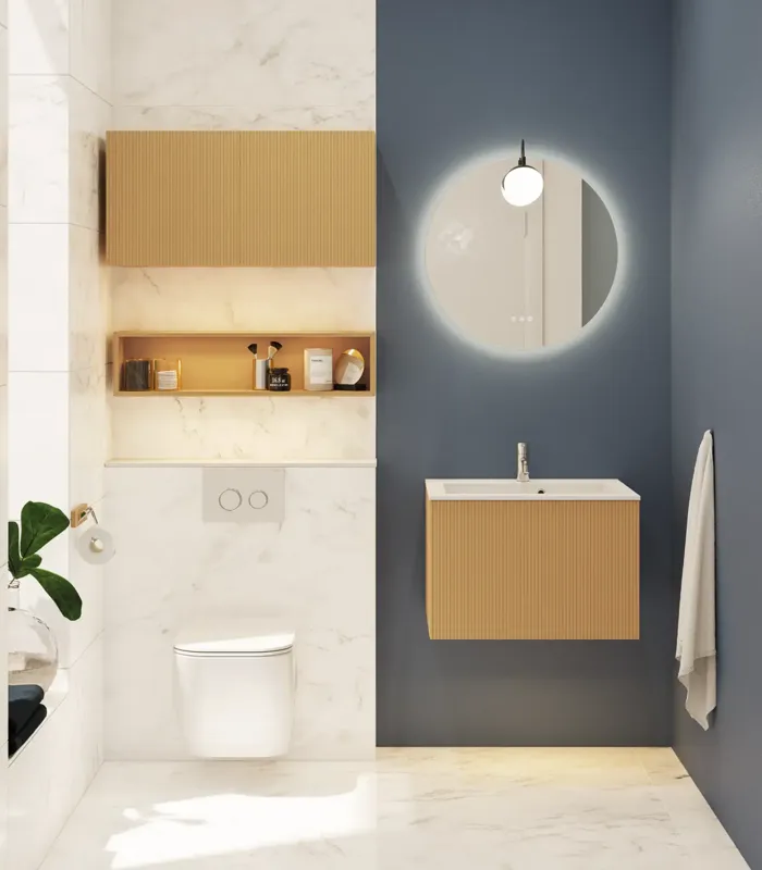 Litet, stilrent badrum med mörkblå väggar, mjuka gula badrumsmöbler med ribbor, och elegant rund spegel med lampa